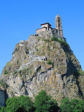 Nằm ở Aiguilhe, gần Le Puy-en-Velay, Pháp,  nhà thờ cổ hơn 1.000 tuổi Saint-Michel d'Aiguilhe là một trong những địa điểm du lịch nổi tiếng thế giới.