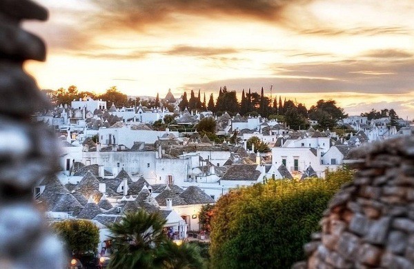 Nằm ở Bari, vùng Puglia, Italy,  ngôi làng "thần tiên" Alberobello là một trong những địa điểm du lịch nổi tiếng nhất thế giới.