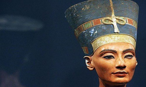 Được mệnh danh là  Nữ hoàng đẹp nhất Ai Cập, Nefertiti nổi tiếng sử sách với cuộc đời nhiều bí ẩn. Nữ hoàng Nefertiti được cho là sinh vào khoảng năm 1370 trước Công nguyên. Bà là cháu gái hoặc con gái của một quan chức cao trong vương triều Ai Cập có tên là Ay.