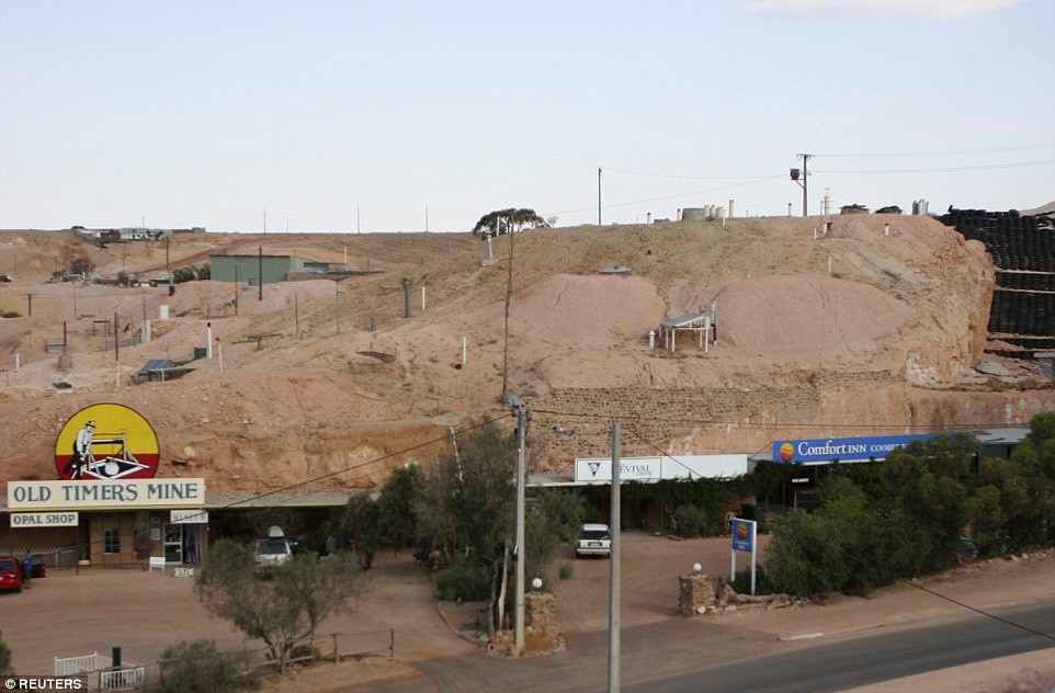 Coober Pedy nằm ở Australia được xem là  thị trấn kỳ lạ nhất hành tinh. Khác với nhiều nơi trên thế giới, bên trên mặt đất thị trấn này chỉ có vài trạm xăng hay vài cửa hàng nhỏ phục vụ du khách.