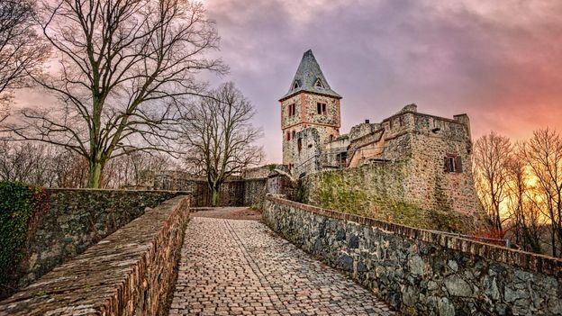 Một trong những  lâu đài nổi tiếng châu Âu có tên Frankenstein. Nằm trên đỉnh đồi cách thành phố Darmstadt, Đức khoảng 5 km về phía nam, tên của lâu đài Frankenstein trùng với tên cuốn tiểu thuyết giả tưởng của nhà văn Mary Shelley.