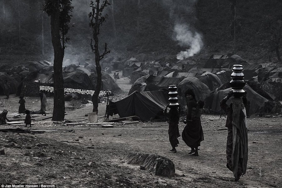 Sống trong những cánh rừng Himalaya ở Nepal, người Raute được biết đến là  bộ tộc liên tục chuyển chỗ ở. Hoh có lối sống du mục nên không có chỗ ở cố định.