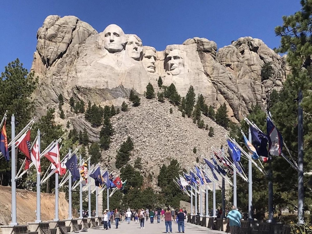 Núi Rushmore nằm trong rừng quốc gia Black Hills, Nam Dakota là một trong những điểm đến du lịch hàng đầu nước Mỹ khi đón khoảng 3 triệu lượt khách mỗi năm. Không những vậy, nơi đây còn trở thành một biểu tượng của nước Mỹ.