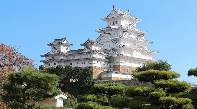 Nằm ở trung tâm thành phố Himeji, cách thủ đô Tokyo 650 km về phía tây,  lâu đài cổ nổi tiếng Nhật Bản Himeji là một công trình kiến trúc nổi tiếng thế giới.