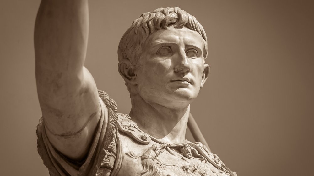 Julius Caesar là một trong những nhân vật nổi tiếng nhất đế chế La Mã. Ông được người đời nhớ đến là  danh tướng lừng danh La Mã dẫn dắt binh sĩ giành được nhiều thắng lợi quân sự huy hoàng.