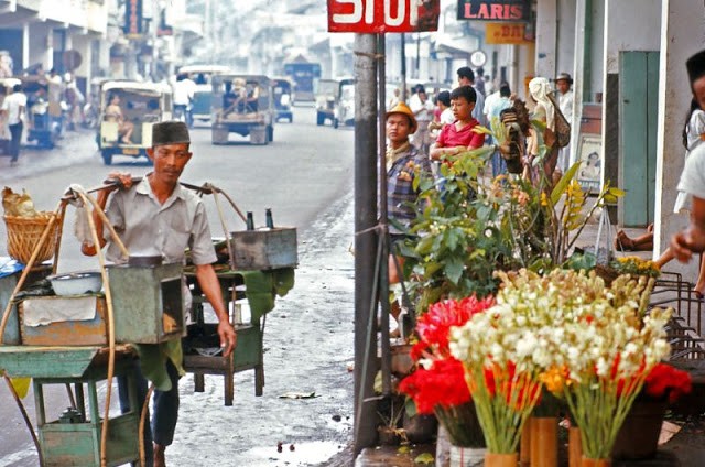 Những hình ảnh đời thường, gần gũi về cuộc sống thường nhật của người dân  Indonesia những năm 1970 có sức hút đặc biệt đối với độc giả. Nhờ những bức ảnh độc đáo này, công chúng hiểu hơn về cuộc sống của người Indonesia cách đây gần 50 năm.