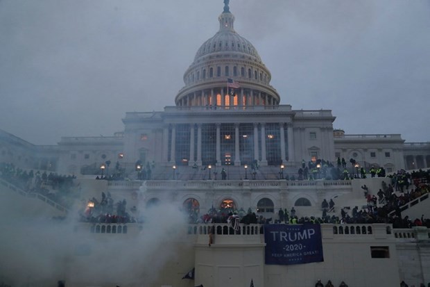 Theo hãng tin Reuters, cảnh sát thủ đô Washington D.C., Mỹ vào sáng 7/1 (theo giờ Việt Nam) cho biết có 4 người thiệt mạng khi những người ủng hộ Tổng thống Donald Trump tràn vào  Điện Capitol (hay còn gọi tòa nhà Quốc hội). Trong số 4 người thiệt mạng tại khuôn viên tòa nhà Quốc hội có 3 người tử vong trong tình trạng "y tế khẩn cấp" và 1 người còn lại thiệt mạng do trúng đạn.