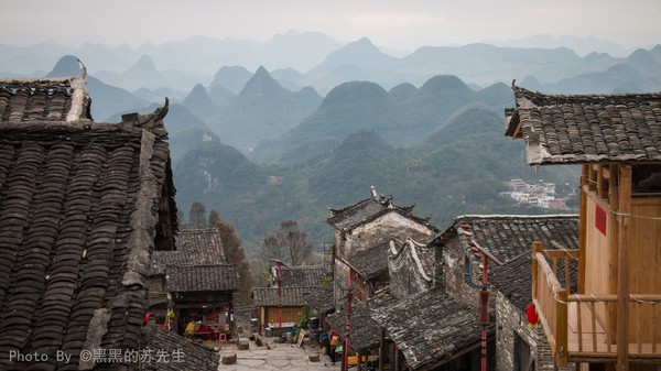 Làng Millennium Yao ở Nangang, thành phố Thanh Viễn, cách tỉnh Quảng Đông 27 km về phía Tây Nam, tương truyền được xây dựng từ thời nhà Tống, đã hơn 1.000 năm tuổi. Nơi này là một danh lam thắng cảnh cấp quốc gia và là một trong mười  ngôi làng cổ đẹp nhất ở Quảng Đông, Trung Quốc. Dân tộc Yao là dân tộc thiểu số rất lâu đời ở Trung Quốc. Làng Millennium Yao hiện là ngôi làng Yao lớn nhất và lâu đời nhất trên thế giới.