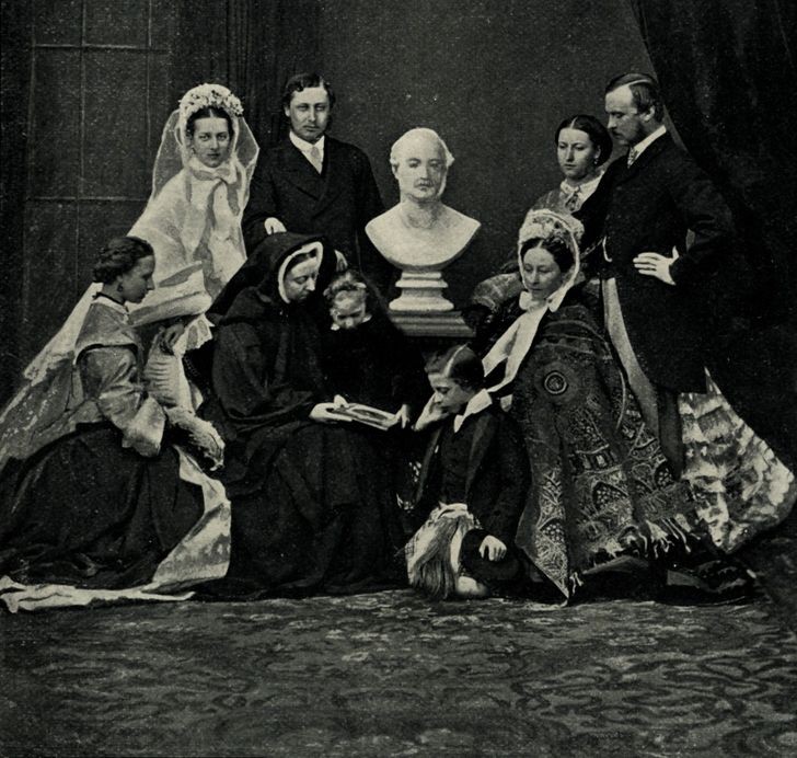 Vào ngày 10/3/1863, hôn lễ của hoàng tử Albert - con trai cả của Nữ hoàng Victoria được tổ chức long trọng tại lâu đài Windsor. Cô dâu của hoàng tử Albert là công chúa Đan Mạch có tên Alexandra. Đây là một trong những hôn lễ nổi tiếng nhất của  hoàng gia Anh.