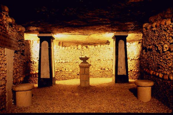 Bên dưới lòng thủ đô Paris hoa lệ của nước Pháp là  hầm mộ Paris (Catacombes de Paris). Với chiều dài hơn 300 km, hầm mộ đặc biệt này nằm sâu dưới mặt đất khoảng 60m.