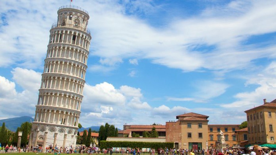 Nằm bên cạnh nhà thờ Pisa trong quảng trường Piazza del Miracoli (Quảng trường màu nhiệm),  tháp nghiêng Pisa ở Italy là một trong những công trình kiến trúc nổi tiếng nhất thế giới.