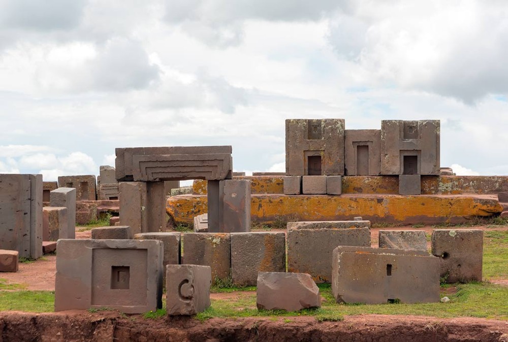 Nằm ở Tiwanaku, Bolivia, di chỉ Puma Punku nổi tiếng trong giới khảo cổ là một  công trình kỳ bí có nhiều bí ẩn lớn mà con người chưa thể giải mã.