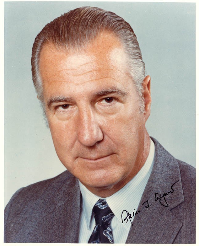 Spiro Theodore Agnew (1918 - 1996) đi vào lịch sử là  Phó Tổng thống Mỹ đầu tiên trong lịch sử nước Mỹ bị truy tố về tội hình sự khi còn đương chức.