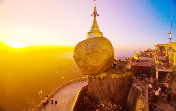 Chùa Kyaikhtiyo hay còn gọi chùa Đá Vàng ở Myanmar là một trong những điểm hành hương nổi tiếng ở châu Á gắn liền với giai thoại về  tóc của Đức Phật.