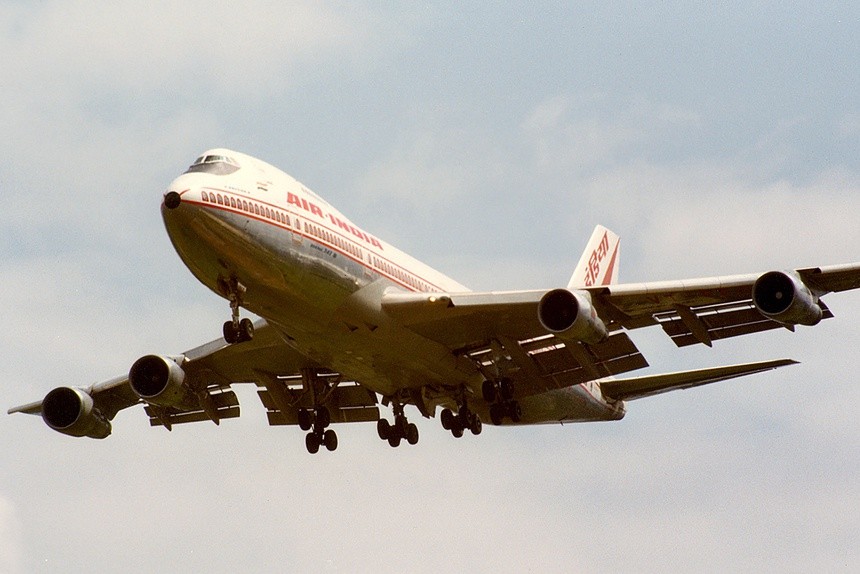 1. Vào ngày 23/6/1985, chuyến bay 182 của hãng Air India (Ấn Độ) khởi hành từ Toronto (Canada) đến sân bay Heathrow, London (Anh). Tuy nhiên, khi đang ở giữa chuyến hành trình, một  vụ tai nạn máy bay thảm khốc xảy ra khi một quả bom chuyến bay phát nổ. Hậu quả là toàn bộ 329 hành khách và phi hành đoàn thiệt mạng.