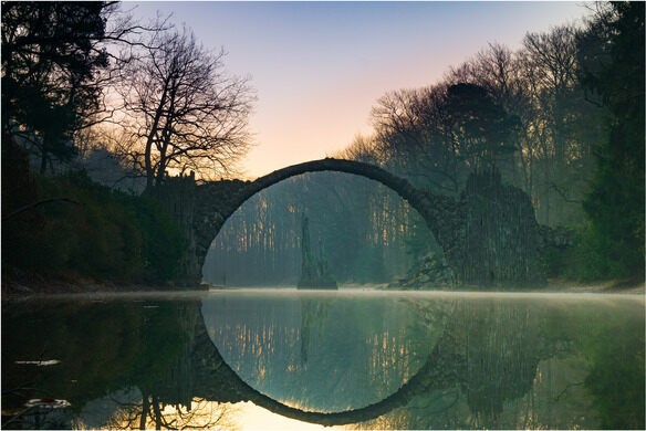 Cầu Rakotzbrücke hay còn gọi  cây cầu "của quỷ" (Devil’s Bridge) nằm trong công viên Kromlauer ở Kromlau, Đức. Đây là một trong những địa điểm du lịch nổi tiếng thế giới bởi cảnh quan ngoạn mục cùng giai thoại ly kỳ gắn liền với cây cầu.