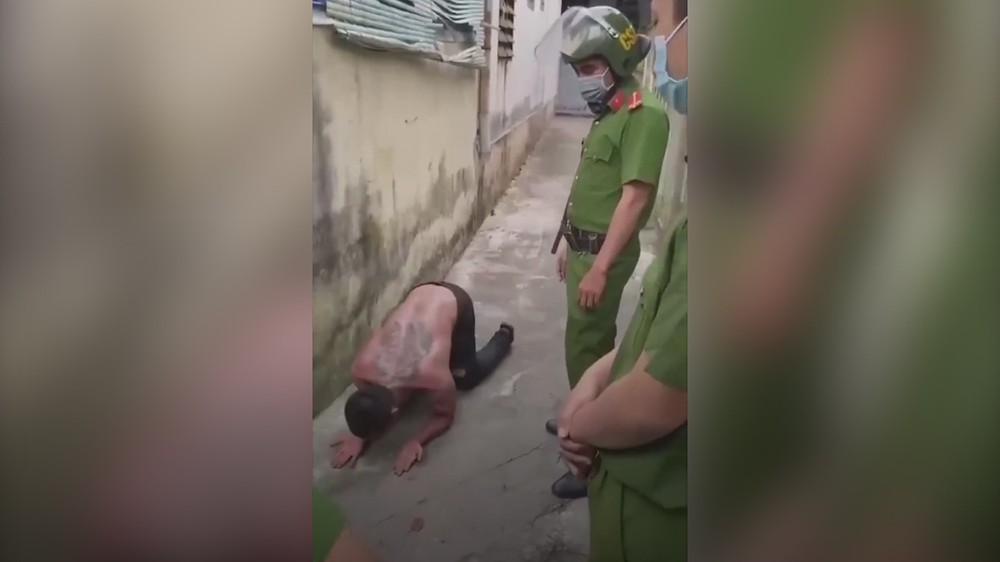 Video: Nghi ngáo đá, thanh niên xăm trổ quỳ lạy gọi cô gái hàng xóm là má