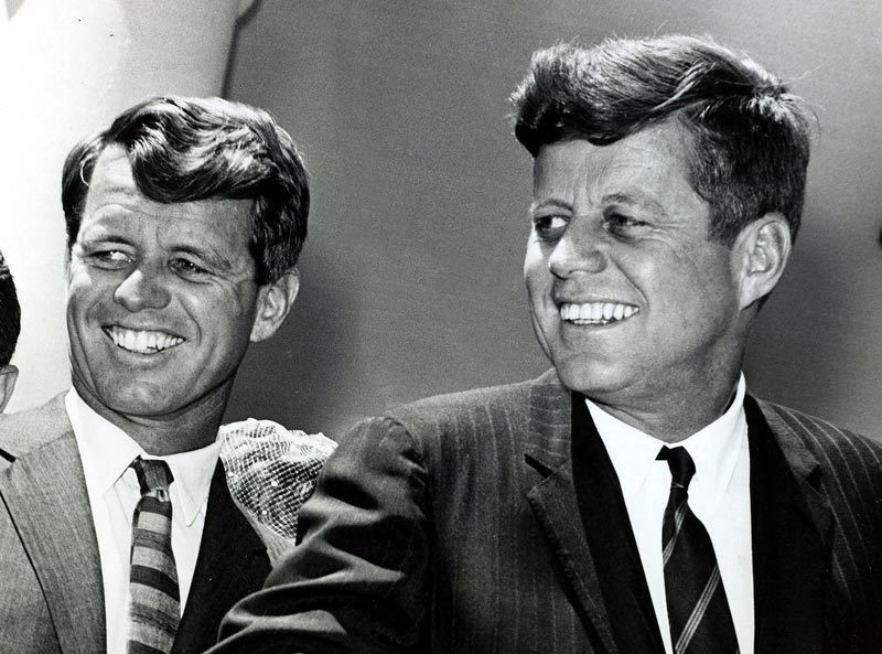 Hai  anh em Tổng thống Mỹ John F. Kennedy (phải ảnh) và Robert Francis "Bobby" Kennedy (trái ảnh) là những nhân vật nổi tiếng thế giới. Họ là những người có ảnh hưởng lớn đến tình hình chính trị nước Mỹ.