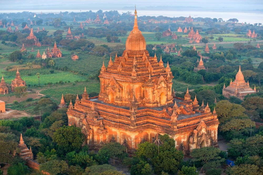 Thành phố Bagan ở Myanmar là địa điểm du lịch nổi tiếng thế giới. Nơi đây từng là kinh đô của vương quốc Pagan từ thế kỷ 9 - 13. Trong thời gian đó, vương quốc này xây dựng khoảng 10.000  ngôi đền và bảo tháp.