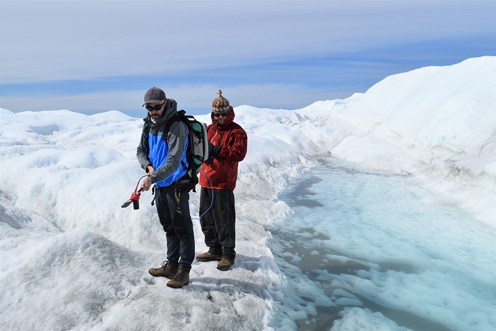  Dự án tuyệt mật Iceworm (Sâu băng) được Mỹ tiến hành tại đảo Greenland, Đan Mạch trong thời kỳ Chiến tranh Lạnh. Trong khuôn khổ dự án, Mỹ xây dựng một căn cứ quân sự có tên “Trại Thế kỷ”.