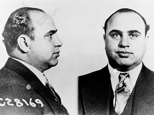  Mafia khét tiếng thế giới Al Capone sinh năm 1899 tại quận Brooklyn, thành phố New York, Mỹ. Y lớn lên trong một gia đình dân di cư gốc Italy. Là con trai thứ tư trong gia đình có bố làm thợ cắt tóc, tên tội phạm nguy hiểm bị đúp năm lớp 6. Kể từ đó, gã thường xuyên bỏ học đi lang thang nhiều nơi.