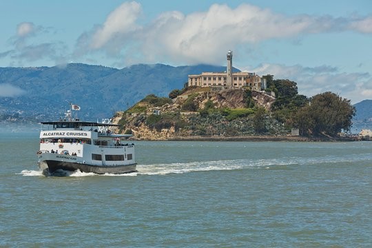 Nằm trên đảo Alcatraz, California, nhà tù Alcatraz trở thành trại giam liên bang chuyên giam giữ những tên tội phạm nguy hiểm nhất nước Mỹ kể từ năm 1933. Al Capone, George Kelly, Robert Stroud là những tên tội phạm thụ án ở  nhà tù an ninh nhất nước Mỹ.