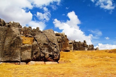  Bức tường đá của người Inca có tên Sacsayhuaman (hay còn gọi Saksaywaman) nằm ở vùng ngoại ô phía bắc thành phố cổ Cusco, Peru. Đây là một trong những tàn tích quan trọng nhất của đế chế Inca tồn tại đến ngày nay.