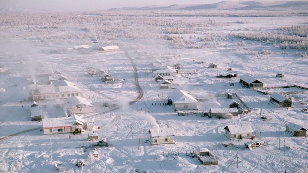 Nằm ở vùng Siberia, Nga, ngôi làng Oymyakon được biết đến là  vùng đất lạnh giá nhất thế giới có người sinh sống. Khoảng 500 người sinh sống tại ngôi làng này.