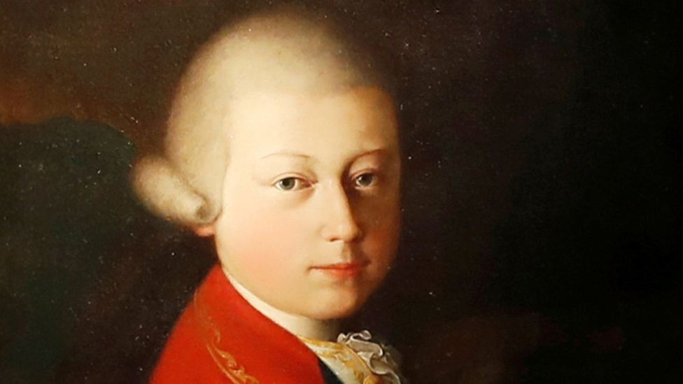 Một trong những  thiên tài nổi danh từ nhỏ được nhiều người biết đến là Wolfgang Amadeus Mozart (1756 - 1791). Ông là nhà soạn nhạc thiên tài người Áo và có nhiều ảnh hưởng đối với âm nhạc cổ điển châu Âu.