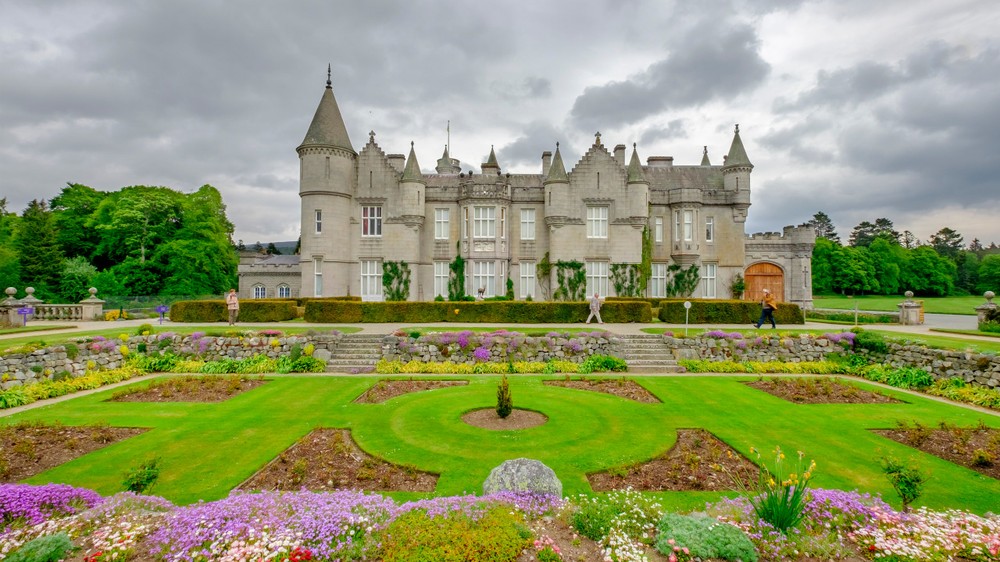  Tòa lâu đài cổ kính Balmoral nằm ở vùng Royal Deeside, Aberdeenshire, Scotland là một trong những tài sản nổi tiếng thuộc sở hữu của Hoàng gia Anh.