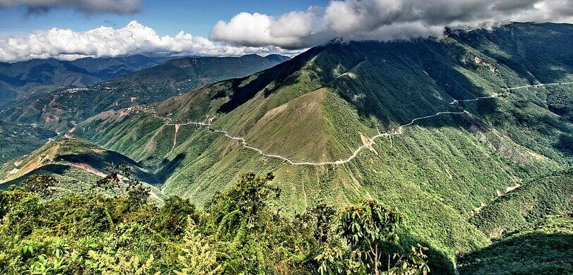 Với chiều dài 69 km, con đường Bắc Yungas nối La Paz đến Coroico ở Bolivia còn được biết đến với tên gọi khác là cung đường Grove. Tuy nhiên, nhiều người biết đến nơi đây với biệt danh " con đường tử thần" khét tiếng thế giới.