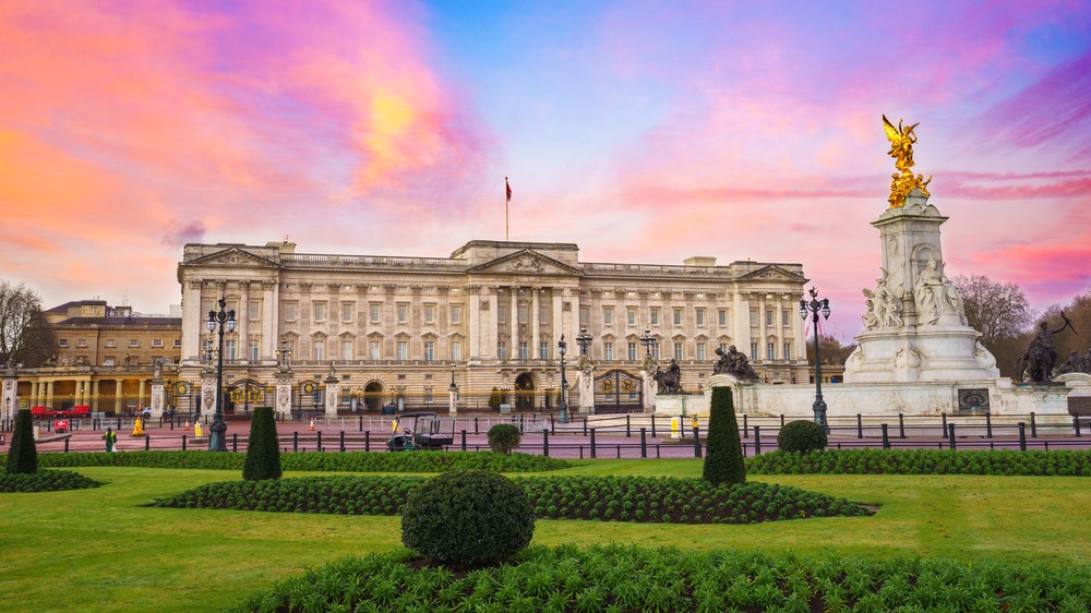 Nằm ở thủ đô London,  cung điện Buckingham nổi tiếng thế giới là một trong những tài sản thuộc sở hữu của Hoàng gia Anh. Nữ hoàng Anh Elizabeth II và các thành viên hoàng tộc dành nhiều thời gian sinh sống tại nơi này.