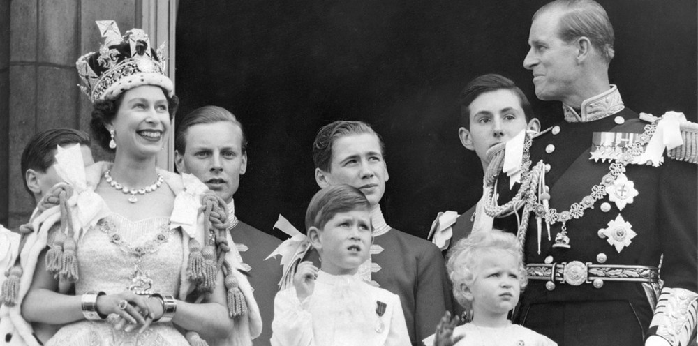  Nữ hoàng Anh Elizabeth II là con gái Vua George VI. Sau khi George VI qua đời vào ngày 6/2/1952, Elizabeth kế vị ngai vàng và trở thành Nữ hoàng Anh.