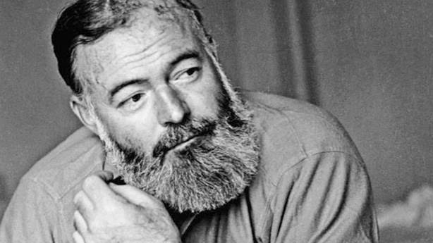  Nhà văn nổi tiếng Hemingway (1899 - 1961) là nhân vật lớn trong giới văn học Mỹ cũng như thế giới. Nhiều sáng tác của ông được độc giả đón nhận và đánh giá cao như: "Giã từ vũ khí" (1929), "Chuông nguyện hồn ai" (1940)...