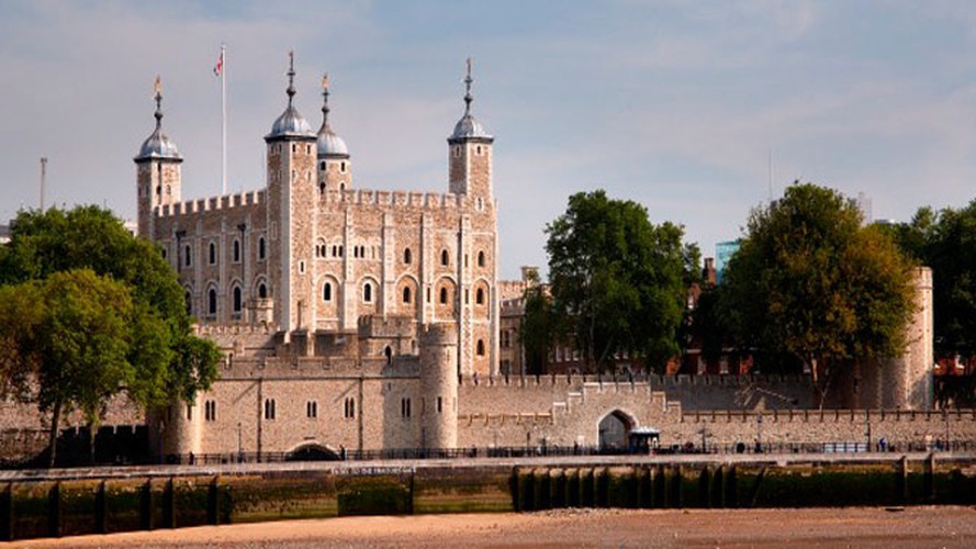 Cách đây hàng trăm năm, Tháp London ở Anh không chỉ là một kiến trúc nổi tiếng của Hoàng gia Anh mà còn được xem là "nhà tù" đặc biệt nhất. Nơi đây chuyên giam giữ những tội nhân xuất thân trong tầng lớp quý tộc, hoàng tộc. Giống như nhiều nhà tù, một số cuộc  đào tẩu khỏi Tháp London diễn ra.