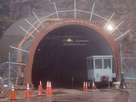 Nằm ở bang Colorado của Mỹ, Khu phức hợp quân sự Núi Cheyenne (Cheyenne Mountain Complex) là một  căn cứ quân sự tối mật được bảo vệ nghiêm ngặt.