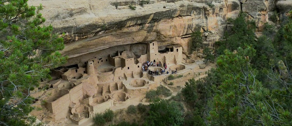 Vườn quốc gia Mesa Verde ở bang Colorado, Mỹ là nơi tồn tại một  cung điện độc đáo xây dựng trong vách đá.