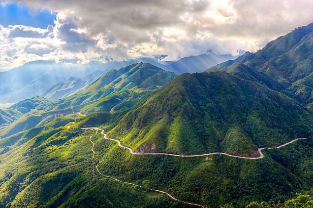  Đèo Ô Quy Hồ (Lai Châu) dài gần 50 km, nằm trên tuyến quốc lộ 4D cắt ngang dãy Hoàng Liên Sơn, nối liền 2 tỉnh Lào Cai và Lai Châu. Đỉnh đèo ở độ cao 2.073 m so với mực nước biển. Đây là con đèo giữ kỷ lục về độ dài của nước ta tại vùng núi Tây Bắc. Ảnh: Cổng thông tin du lịch tỉnh Lào Cai.