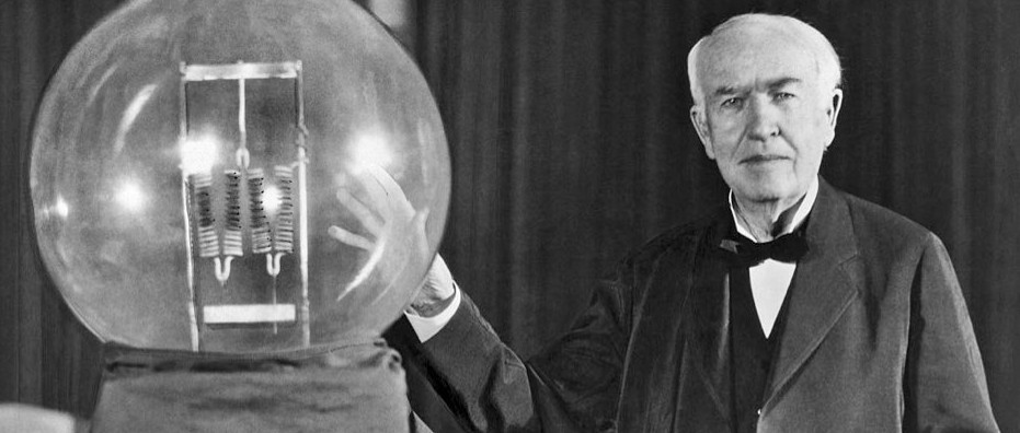 Vào năm 1878, nhà phát minh thiên tài người Mỹ Thomas Edison bắt tay vào nghiên cứu bóng đèn dây tóc. Để có được  phát minh huyền thoại này, ông thực hiện hơn 10.000 thử nghiệm.