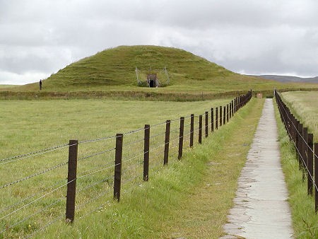  Lăng mộ "lớn tuổi" hơn kim tự tháp nổi tiếng thế giới là Maeshowe ở Scotland. Theo các chuyên gia, đây là lăng mộ có vách ngăn đẹp nhất châu Âu.