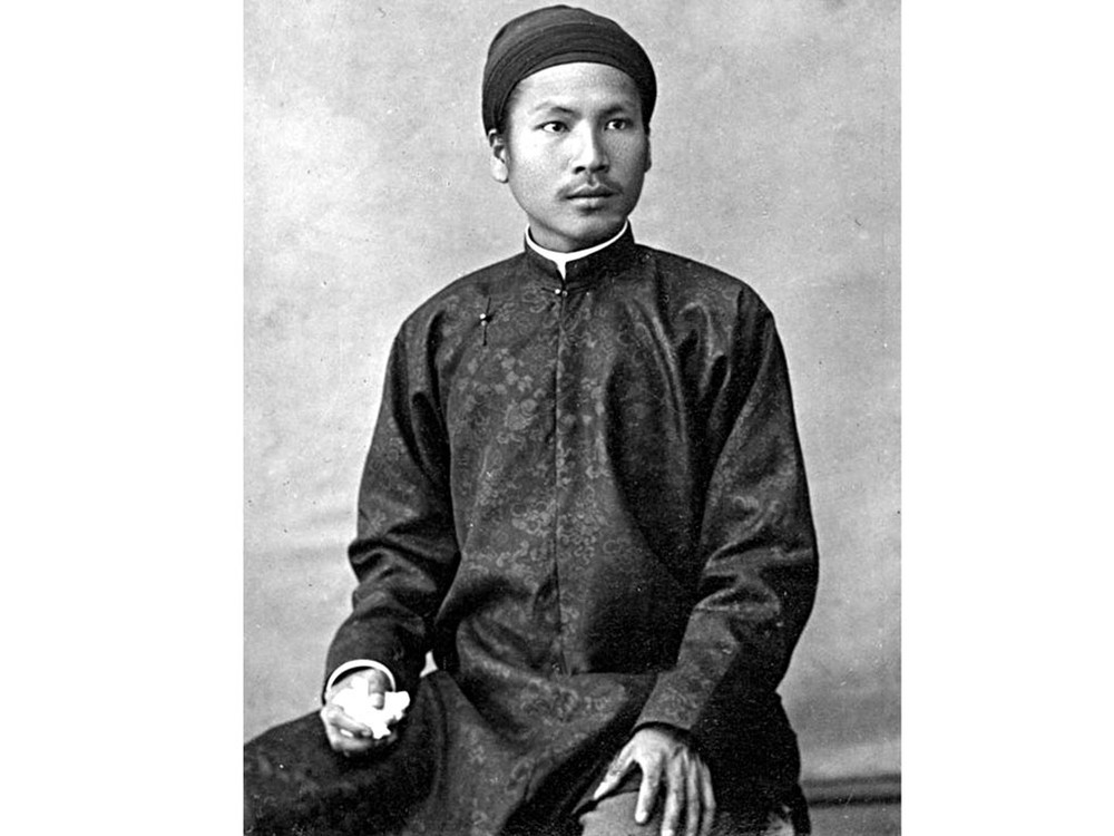 Là hoàng đế thứ 8 của nhà Nguyễn,  vua Hàm Nghi (1871 - 1944) tên thật Nguyễn Phúc Ưng Lịch. Ông được các phụ chính đại thần Nguyễn Văn Tường và Tôn Thất Thuyết đưa lên ngôi vua khi 13 tuổi.