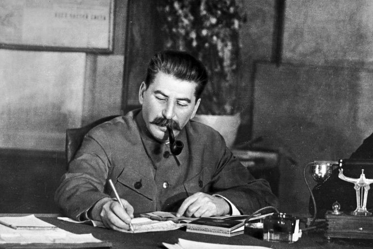 Là một nhân vật nổi tiếng thế giới,  nhà lãnh đạo Joseph Stalin có ảnh hưởng lớn đến Liên Xô và quốc tế trong thế kỷ 20. Do là người có địa vị cao trong chính quyền nên ông có nhiều kẻ thù chính trị.