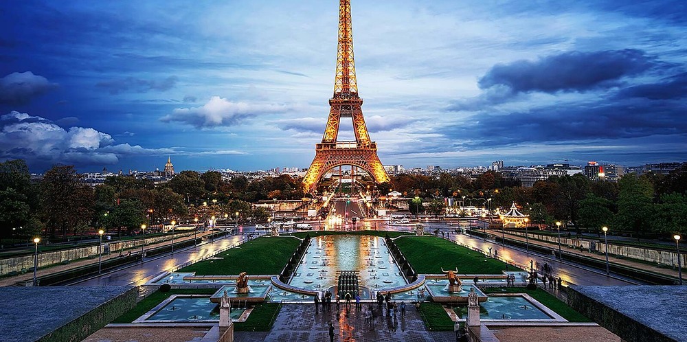 Nằm ở thủ đô Paris,  tháp Eiffel nổi tiếng nước Pháp là biểu tượng danh tiếng thế giới. Mỗi năm, khoảng 7 triệu du khách ghé thăm công trình này.