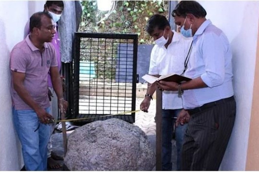 Vào tháng 7 vừa qua, truyền thông đưa tin ông Gamage - nhà kinh doanh đá quý ở thành phố Ratnapura, Sri Lanka cho biết trong quá trình đào giếng tại sân nhà, những người thợ phát hiện một  báu vật quý giá.