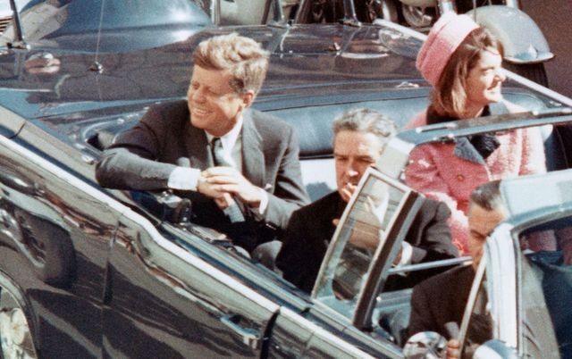  Vụ ám sát Tổng thống Kennedy tại thành phố Dallas, bang Texas, Mỹ ngày 22/11/1963 là một trong những sự kiện gây rúng động dư luận thế giới. Cái chết đột ngột của ông chủ Nhà Trắng này khiến công chúng bàng hoàng, đau xót và tiếc thương.