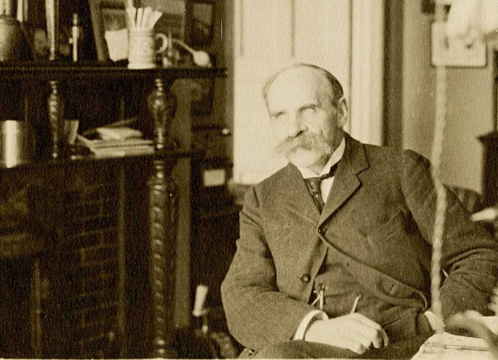 Nhà khoa học người Scotland  John Scott Haldane (1860 - 1936) nổi tiếng với các công trình nghiên cứu sinh lý hô hấp. Ông được biết đến là người sáng chế mặt nạ phòng độc đầu tiên trên thế giới.