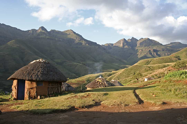 Lesotho: Nơi này có thời tiết hoàn toàn khác biệt với phần còn lại của Châu Phi. Lesotho là một trong số ít  quốc gia có tuyết ở châu lục này.