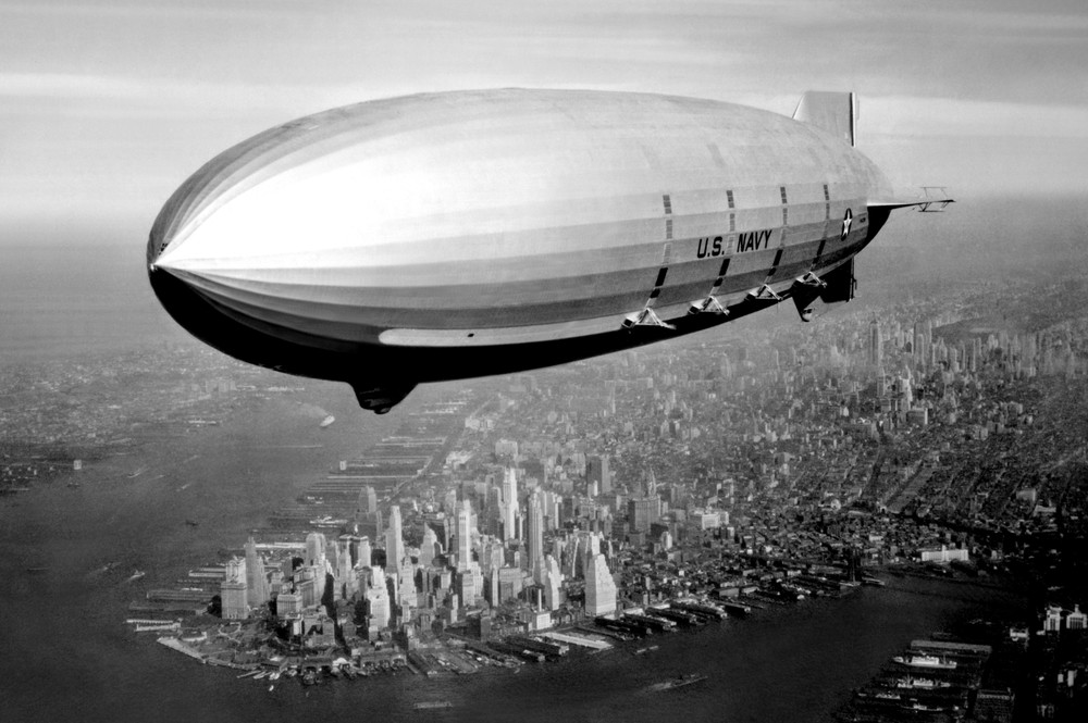 Tháng 3/1936, khinh khí cầu Hindenburg của Đức thực hiện chuyến chở khách đầu tiên. Nó được mệnh danh là " Titanic trên không" bởi thiết kế sang trọng và kích thước "khủng".