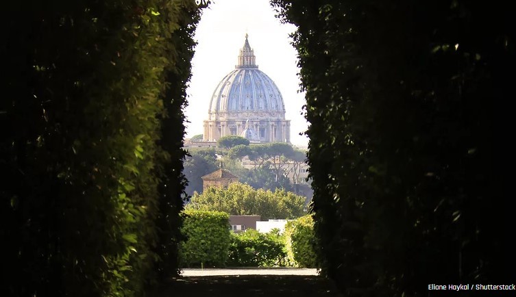  Hành lang thoát hiểm của Giáo hoàng nằm bên trên một bức tường cũ bao quanh thành Vatican. Nó được biết đến với tên gọi Passetto di Borgo hay Passetto.