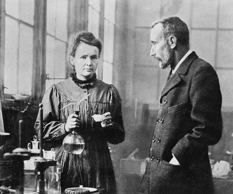 Sinh năm 1867 tại Ba Lan,  nhà bác học Marie Curie (tên khai sinh là Maria Salomea Skłodowska) là một trong những nhà khoa học nổi tiếng nhất thế giới. Bà nhận giải Nobel Vật lý cùng với chồng mình là Pierre Curie và nhà khoa học Henri Becquerel cho các nghiên cứu về bức xạ vào năm 1903.